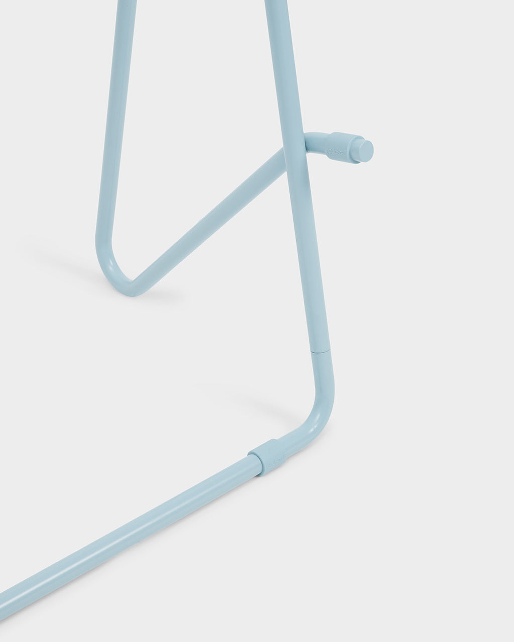 Nærbillede af Bloom in Powder Blue (Stands Low) med detaljer af rørsamling og bundramme mod lys studiobaggrund