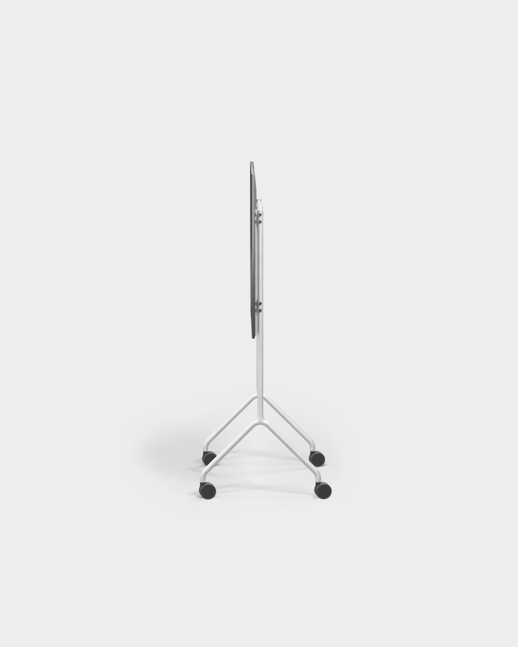 Moon Light in Cloudy Silver set fra siden som studiopackshot – smalt gulvstativ med Y-formet fod og fire sorte hjul
