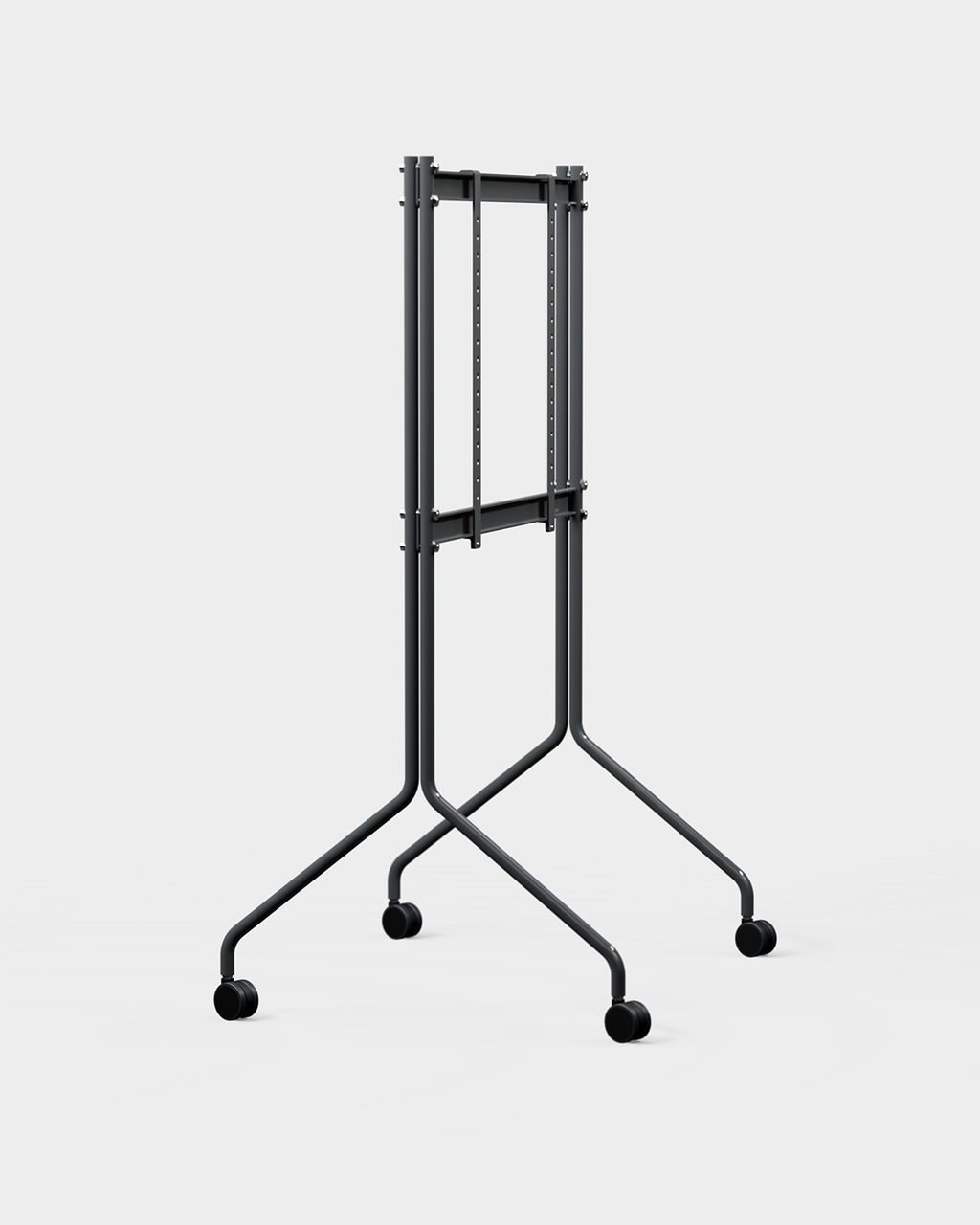 Moon Tall stativ i Charcoal set i vinkel i studiefoto med et stort TV på slanke ben med hjul